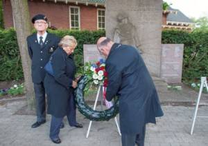 Kranslegging door burgemeester 