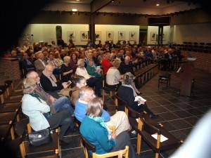 toehoorders vullen de zaal