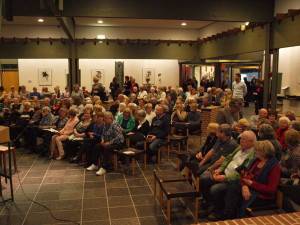 Toeschouwers vullen allengs de zaal