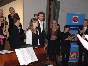 Intermezzi werden verzorgd door het Duo Corelli op harp en mandoline