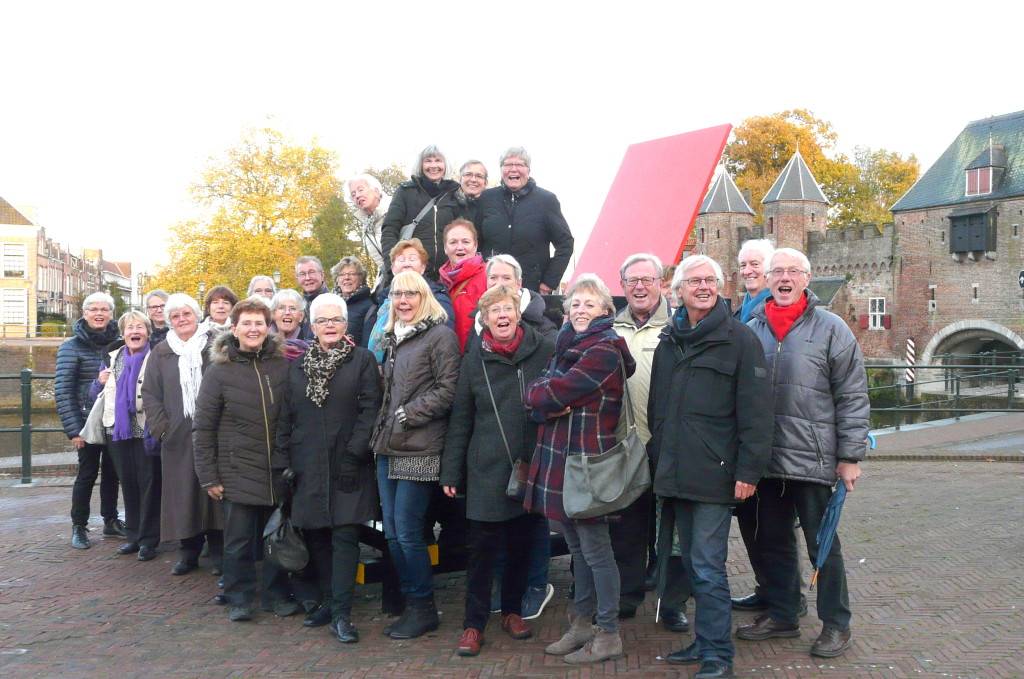 Groepsfoto bij de Jan Rietveld stoel